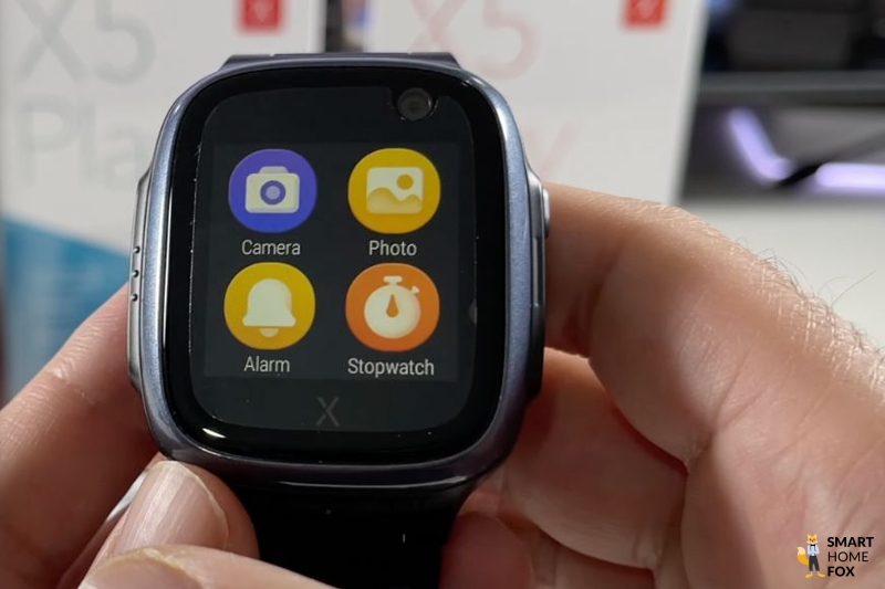 Man sieht die verschiedenen Funktionen der XPLORA X5 Play.